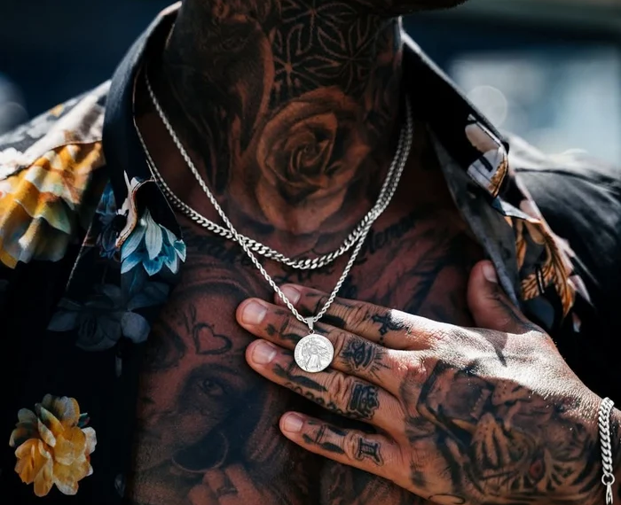 How to Match a Men's Pendant Necklace With Your Personal Style