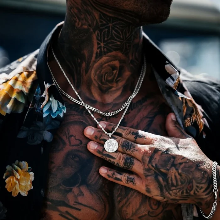 How to Match a Men's Pendant Necklace With Your Personal Style