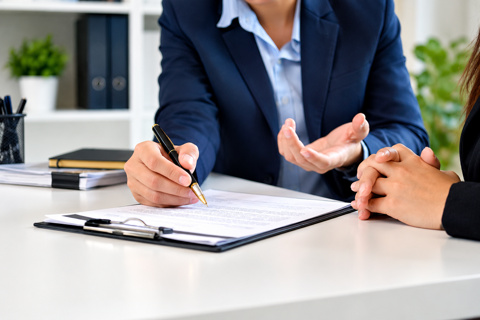 Business Contract Lawyer: What Businesses Should Know Before Signing an Agreement